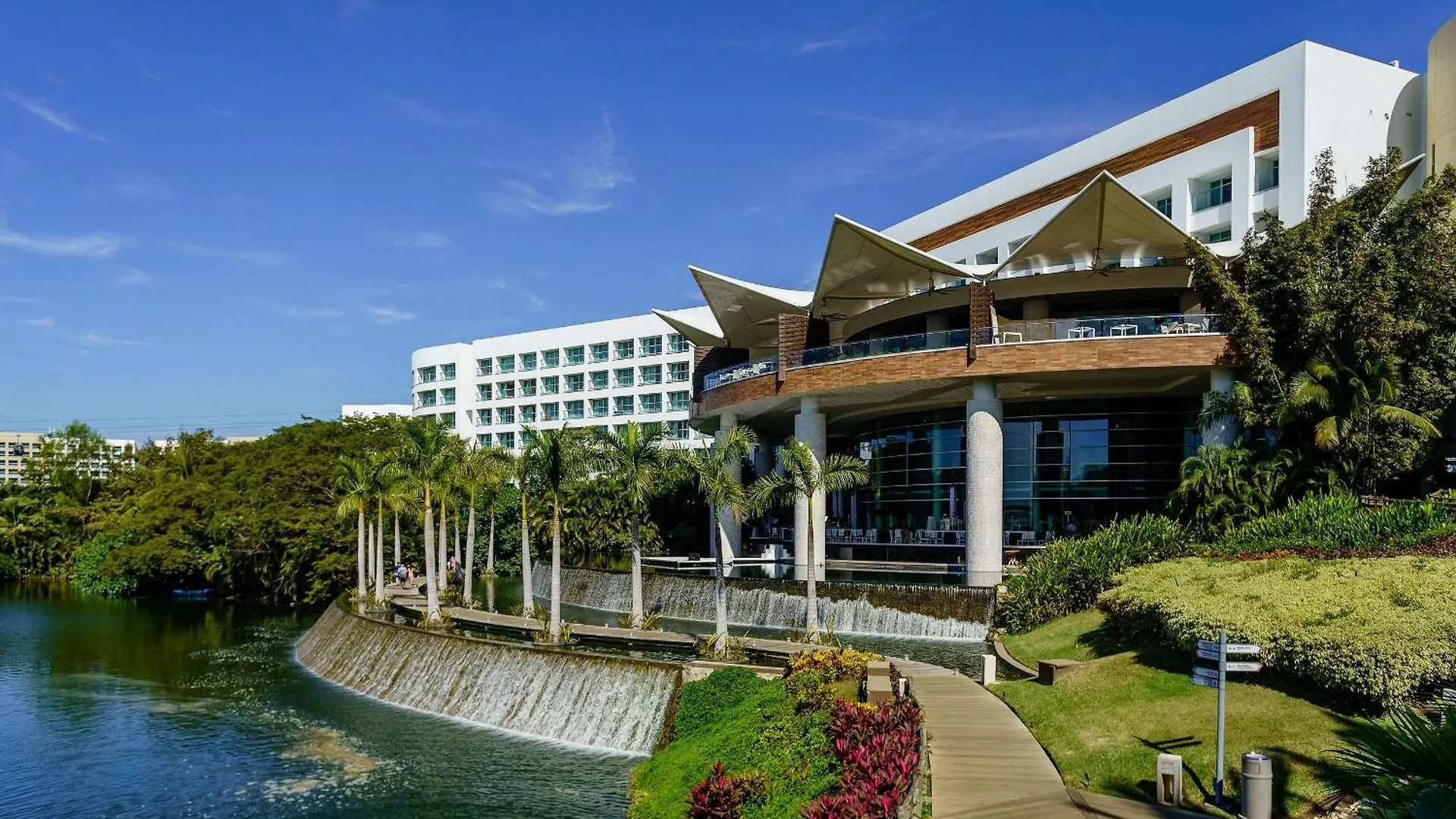 The Grand Luxxe Three Bedroom Spa Suite 新巴利亚塔 度假村